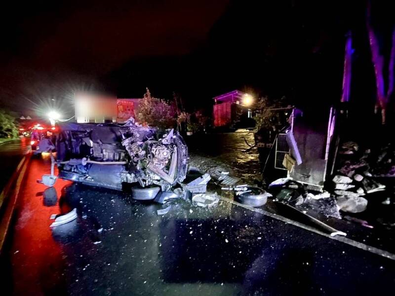 颱風天酒駕自撞翻車 破壞車體才拉出受困2人送醫