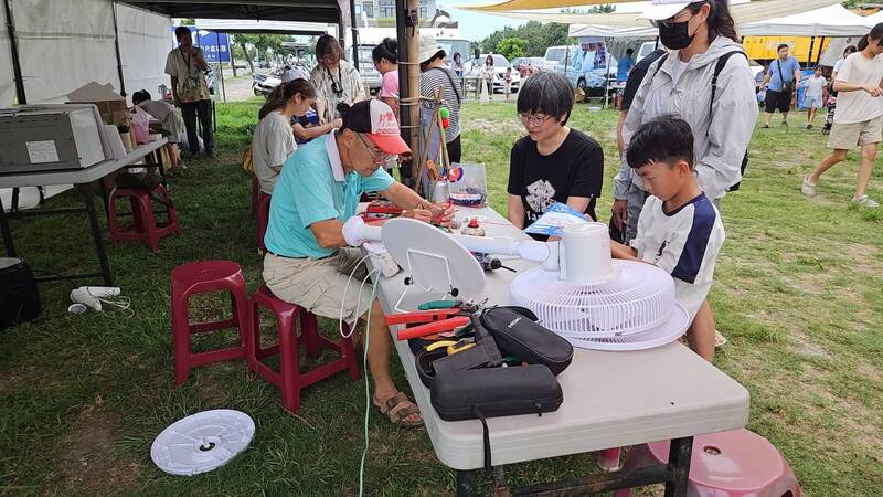 台東辦減塑生活市集 大人修家電、小孩拆玩具