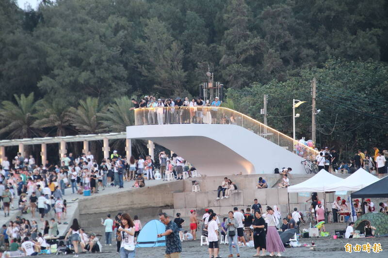竹北「新月沙灣聽海天台」一夕爆紅 懸臂載重安全引起討論