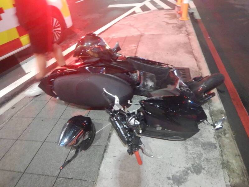 高雄男騎車過彎自摔 酒測值為0送醫治療