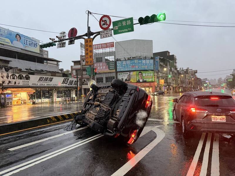 桃園清晨離奇翻車事故 58歲駕駛脫困後跑了