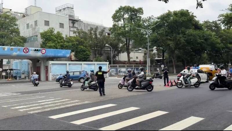 驚悚瞬間!高雄楠梓計程車擦撞轎車當場翻覆 4人送醫
