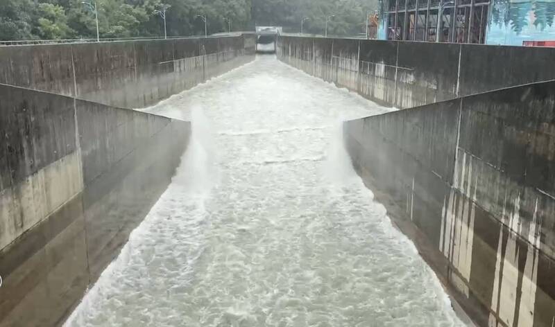 白海豚颱風帶來豪雨 石門水庫啟動阿姆坪防淤隧道沖淤導砂入海