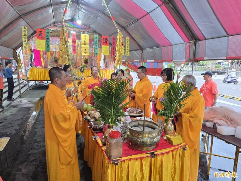 屏東各大廟宇迎農曆7月 超度普度法會陸續登場