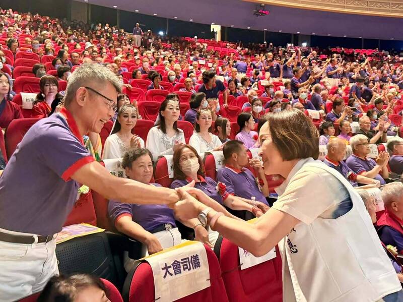 參加氣功團體活動巧遇楊秋興 柯志恩:靜下來才能走更遠