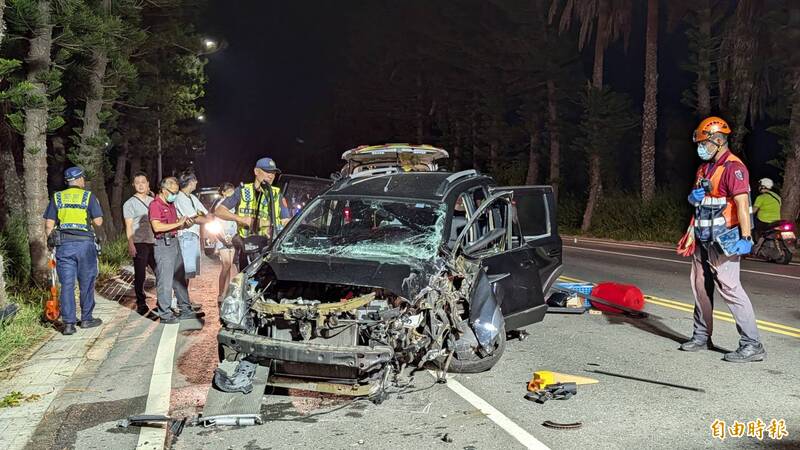 澎湖馬公轎車自撞燈桿 消防破壞車體救出女駕駛、6歲女童