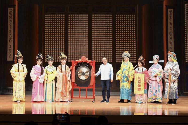 新北府會同台獻藝!歌仔戲《金殿抗婚》展現敬老祝福