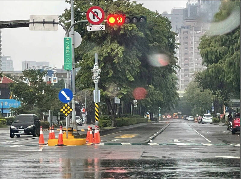 中市庇護島竟凸進車道!網紅醫師驚喊「容易撞上去」 網友憂心