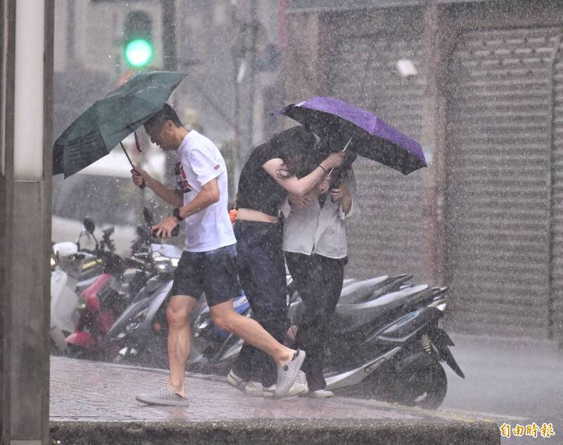 白海豚外圍環流掃入中!12縣市豪、大雨特報 台北等3地大豪雨警戒