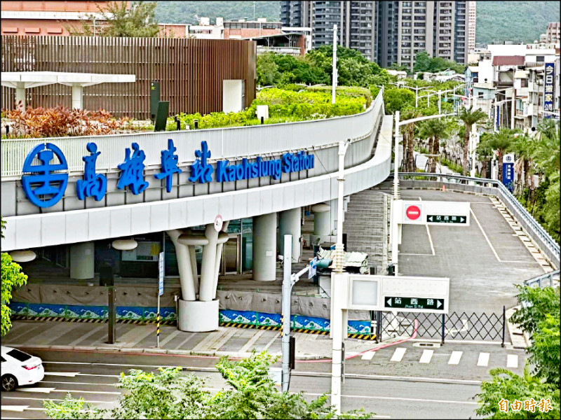 高雄車站雲朵天棚西側翅膀下平面空間規劃為市公車轉運站。(記者王榮祥攝)