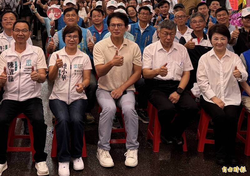 柯文哲戴電子手環討拍 盧秀燕拍肩安慰要勇敢 網友開罵了