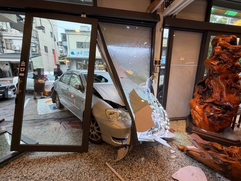 苗栗83歲老翁誤踩油門 釀連環撞3車波及店家