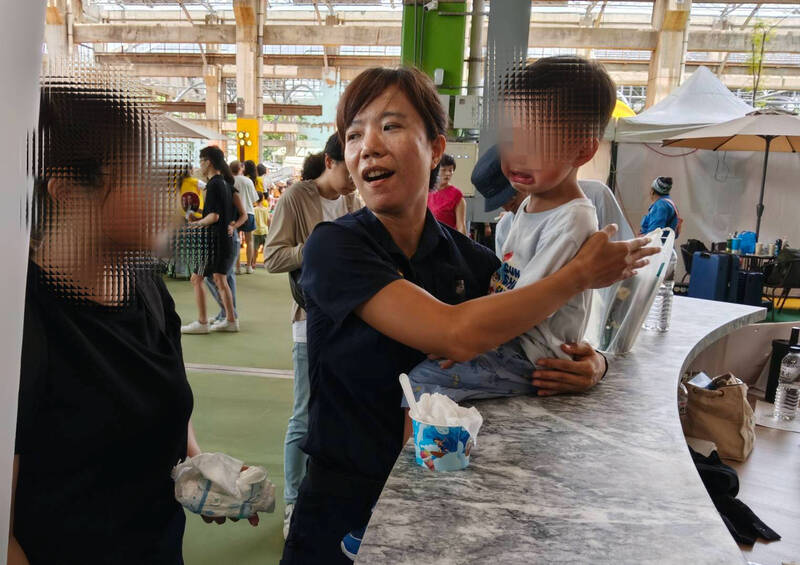 台鐵高雄機廠變身遊樂園爆人氣 女警隊機動派出所助迷童返家