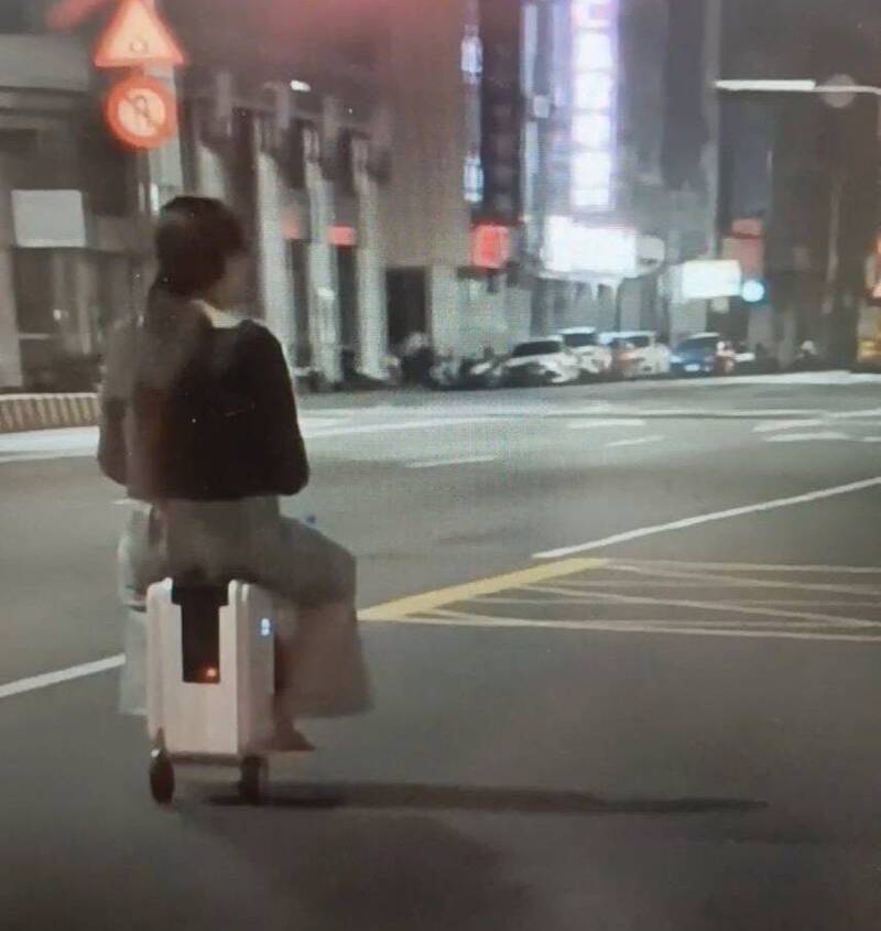 以為在玩瑪利歐賽車?台中女凌晨騎「電動行李箱」中清路狂飆 網全傻眼