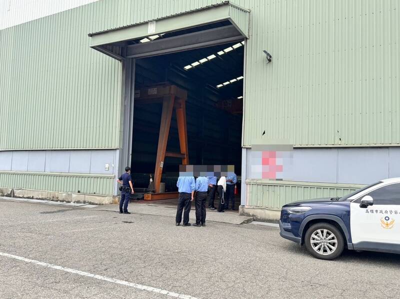 高雄市燕巢區安招路一家鋼鐵工廠今（10）日中午發生工安意外，警方現場拉起封鎖線。（民眾提供）