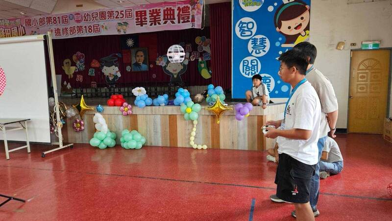 無人機踢足球 台南逾百名學生空中攻防玩科技