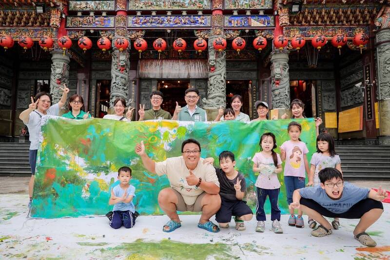 尹立辦親子彩繪用樹枝創作 李柏毅「兩句話」逗樂孩子們