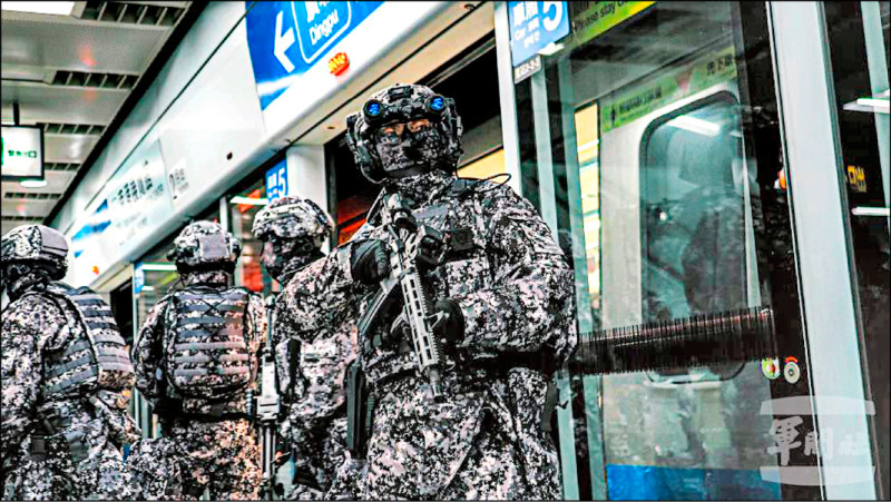 衛戍首都的憲兵昨天凌晨實施戰略物資轉移，利用北捷現有地下化軌道設施進行機動。（軍聞社）