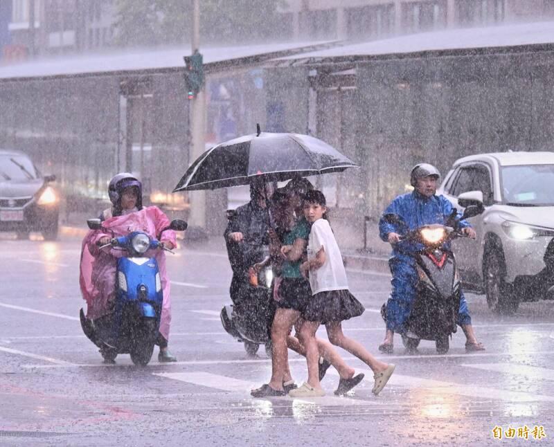 西南風影響及午後對流雲系發展旺盛,易有短延時強降雨。(資料照) 西南風影響及午後對流雲系發展旺盛,易有短延時強降雨。(資料照)