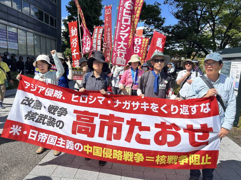 「鈞正平」特別附上一張今年8月6日，在廣島原爆紀念儀式現場發表「阻止美日帝國主義對中國發動侵略戰爭＝阻止核戰爭」等訴求的日本極左翼份子活動照。（圖擷取自@86Hiroshima 社群平台「X」）