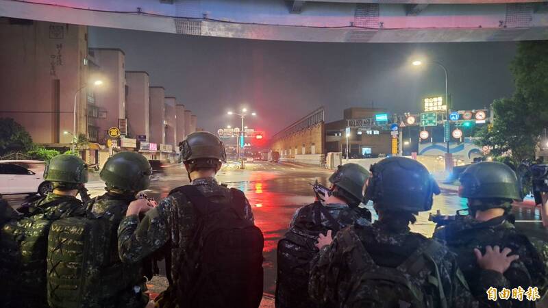 漢光42》憲兵演練「忠誠防護」 調度民間大巴橫阻復興北路地下道設防