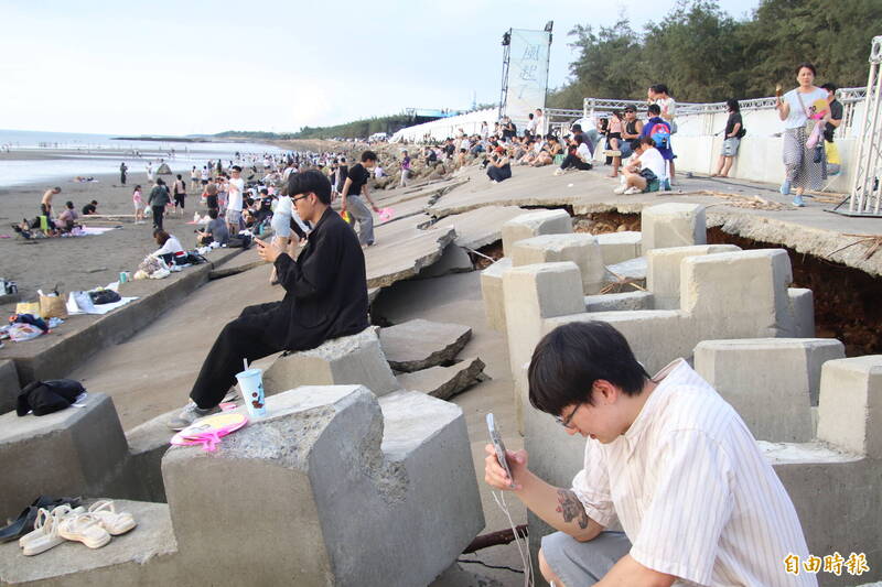 新月沙灣聽海天台前方海堤護岸破損 竹縣府發包設計復建