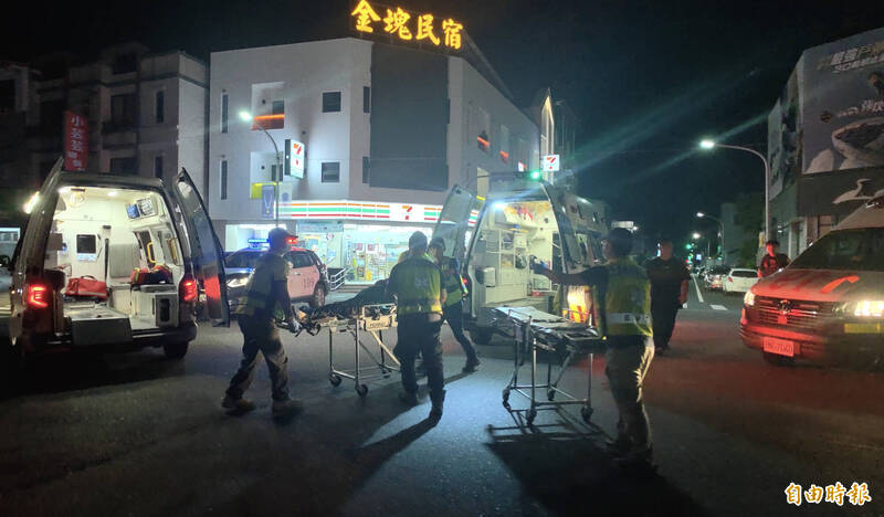 行經路口未禮讓救護車相撞 騎士腿傷、救護員又抬人又抬車
