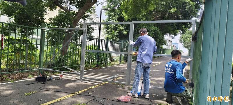 老翁墜自行車天橋亡!家屬控圍籬只封半套 廠商緊急「電焊封死」