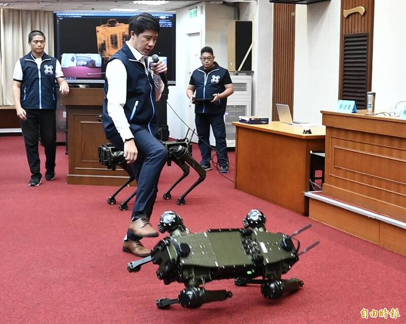 圖輯》機器狗立院「受虐」成焦點 遭技術人員連踹仍能自動起身