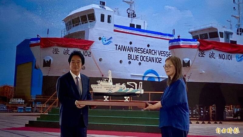 賴清德接受管碧玲致贈海洋基礎資料調查船船模。(記者洪臣宏攝)