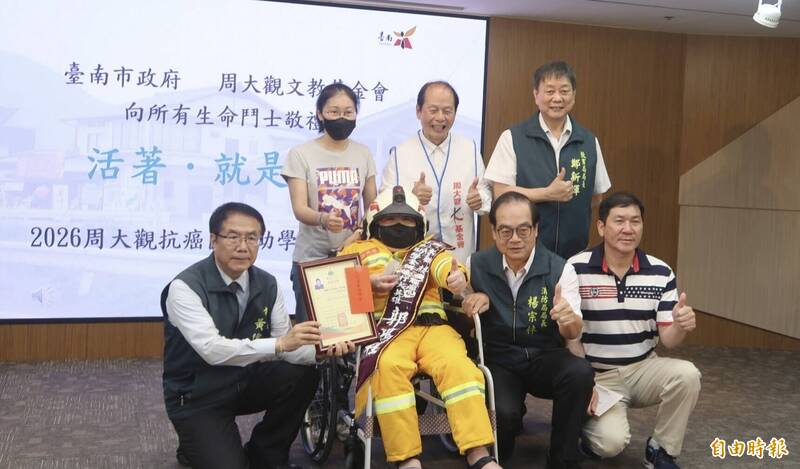 腦癌也澆不熄消防夢 郭鴻程穿消防衣圓夢