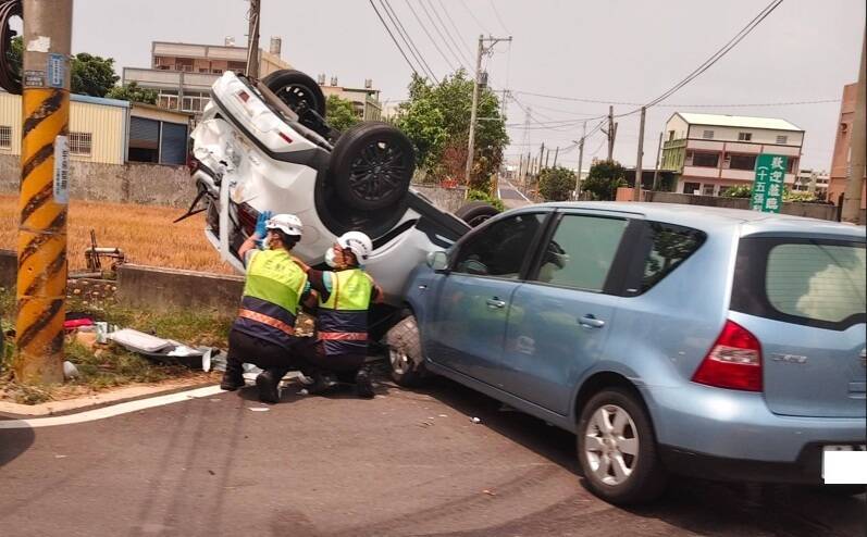 彰化線西2車巷口碰撞 轎車四輪朝天2駕駛輕傷