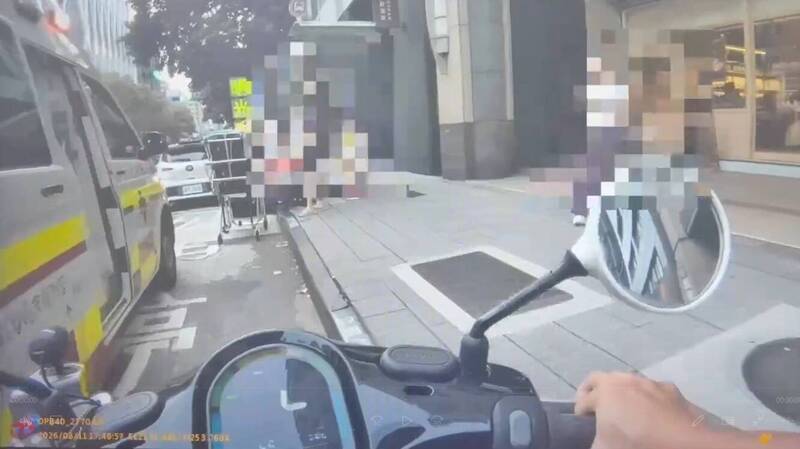 老婆不滿老公花心肉身攔車 老公狠心開車離去害老婆被拖行受傷