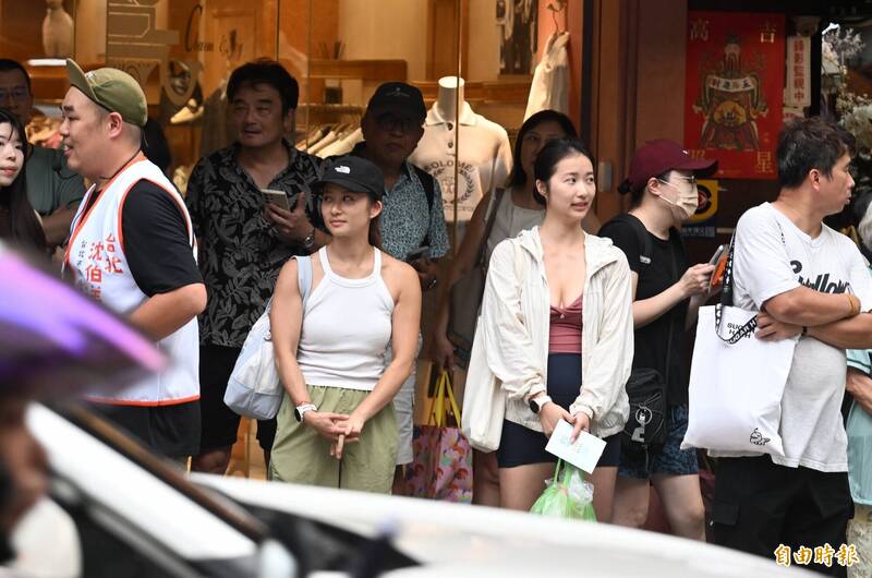 漏網鏡頭》沈伯洋晴光市場掃街與民眾合照 前知名主播搶頭香