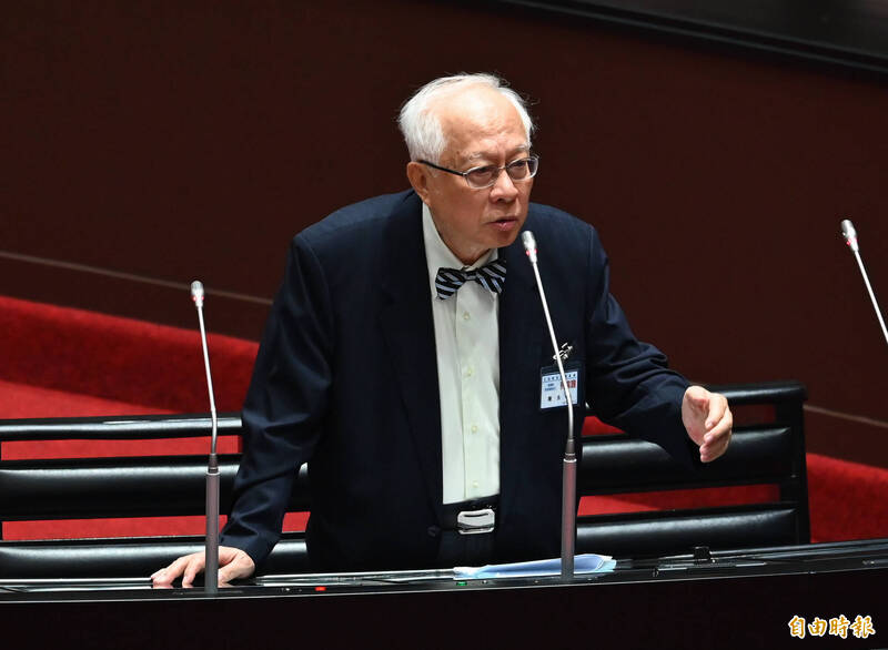 立法院全院委員會今審查監察院長被提名人陳永興人事案，國民黨立委翁曉玲質疑，陳永興為了監察院長的名器，拋棄長久對台獨的堅持，陳永興反擊強調，「我沒有說拋棄」，而是中華民國內涵已改變。（記者王藝菘攝）