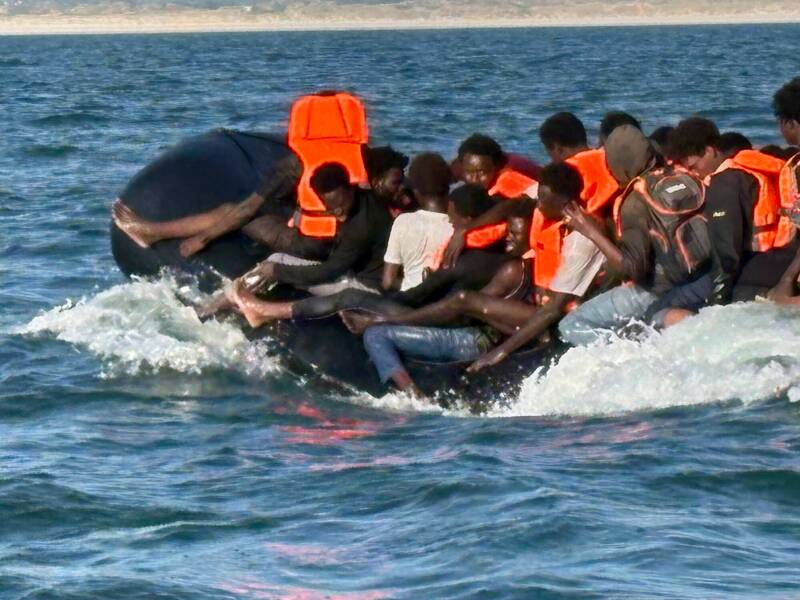 SNSM表示，救援過程中，整艘艇又遭海浪衝擊，約有30人不幸被甩落海中。（擷取自「Station SNSM Berck sur Mer」臉書）