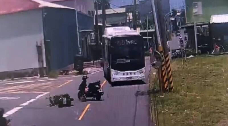 高雄機車擦撞未移車 公車閃避衝進草地受困