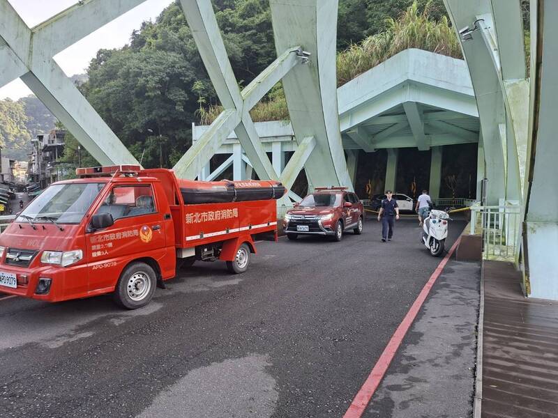 新北烏來覽勝橋下驚見浮屍 警消打撈上岸死因待查