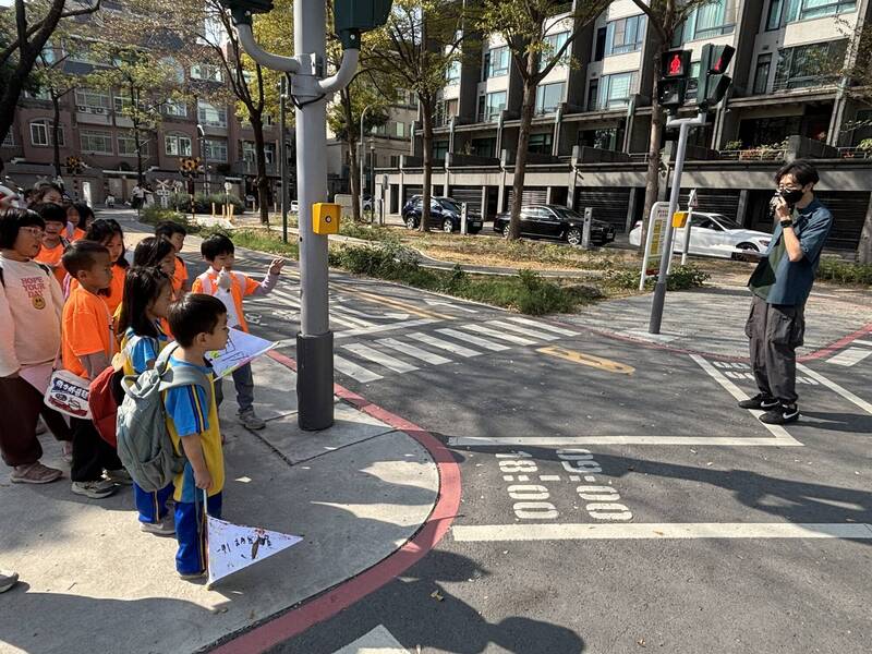 農機、大車穿梭校園旁 賀建國小這招拚出全國「金安獎」