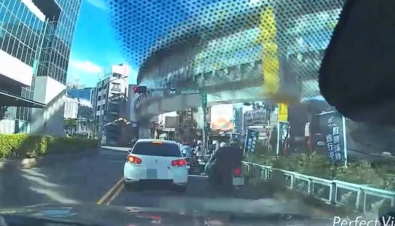 毒駕又掛註銷車牌上路 逃竄1.5公里被逮吞10張罰單送辦