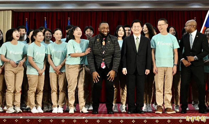 漏網鏡頭》怪我太高?這位大使合照 主動半蹲「合群」
