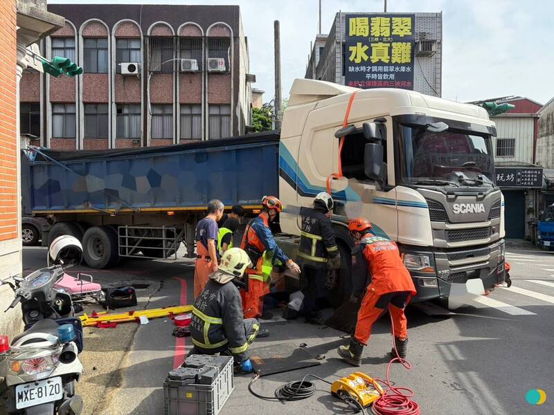 三峽砂石車右轉撞自行車 8旬婦「捲入車底」下半身嚴重撕裂傷