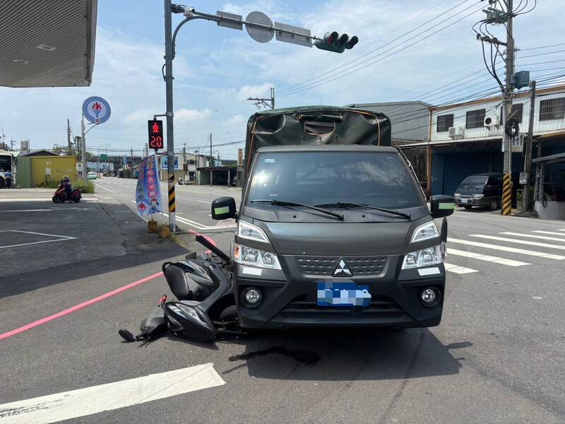 軍用小貨車與機車碰撞 苗栗頭屋騎士受傷送醫