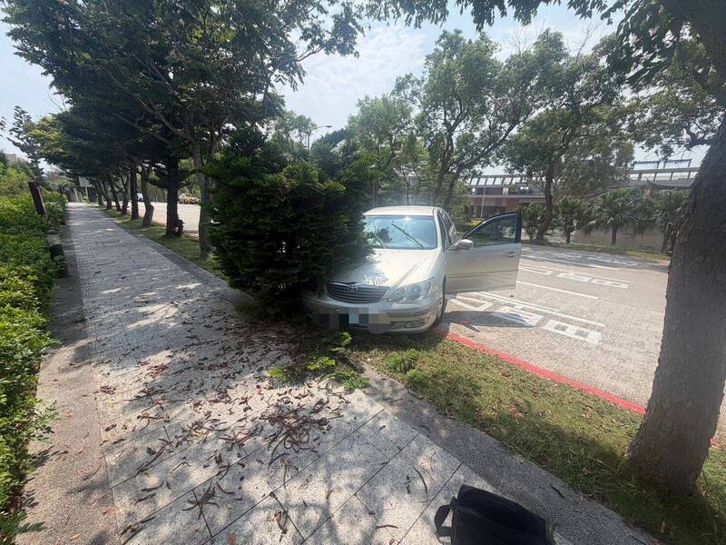 金門機場轎車疑爆胎自撞路樹 車身打橫險堵單行道