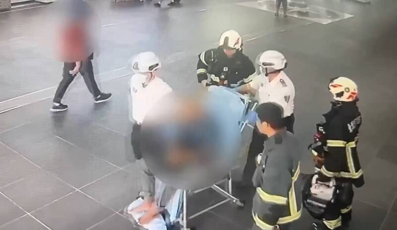 北車旁天橋驚見男子爬欄杆「撿包包」 警急拉回送醫