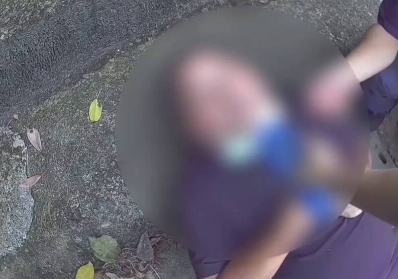 酒測值破1!騎士酒駕整路搖晃險撞人 熱心路人百米衝刺拉人阻危險