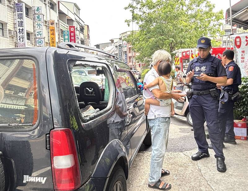 獨家》一歲多女嬰受困車內號啕大哭 嘉義警消破窗救援化險為夷