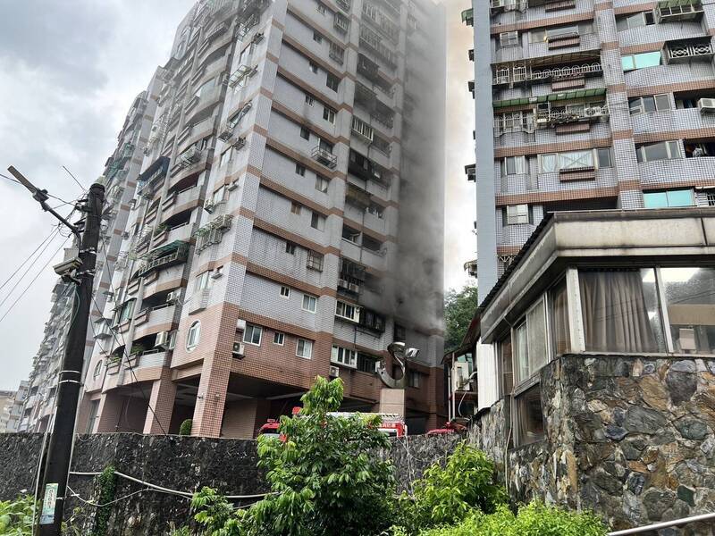 基隆七堵社區住宅火警 濃煙竄天警消急灌救無人傷