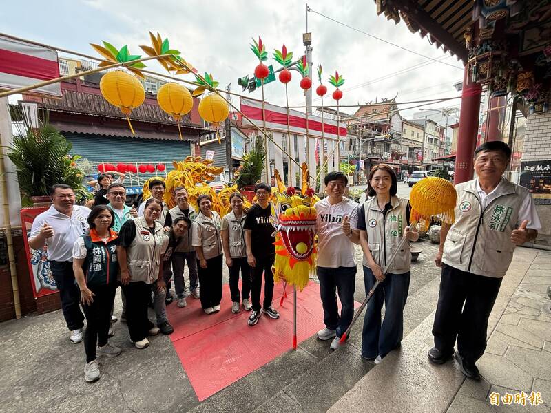 林國漳擎龍頭、韓瑩舞龍珠 宜蘭隊拚水燈節升級全國慶典