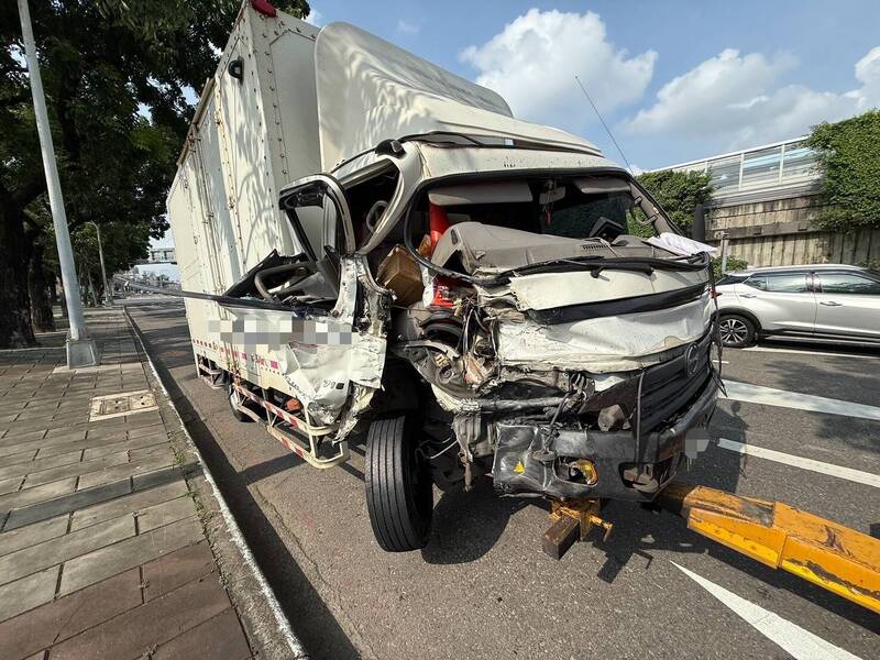 國1鼎金系統3大小車追推撞 2駕駛輕傷